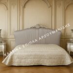 Κλασική Κρεβατοκάμαρα AVALON με γκρι επενδυμένο κεφαλάρι, κάθετες γραμμές, διακοσμημένη κορυφή και ανοιχτόχρωμα κομοδίνα.