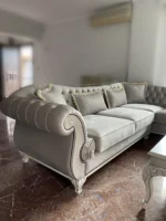 Κλασικό Σαλόνι NICOLE σε πλάγια όψη του ανοιχτόχρωμου καναπέ με καπιτονέ πλάτη και κυλινδρικό διακοσμημένο μπράτσο.