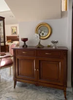 Κλασική κονσόλα FINO με δύο συρτάρια, δύο πόρτες και καφέ διακοσμημένα πλαϊνά