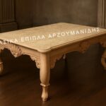 Κλασικό τραπέζι σαλονιού NICHOLAS σε ανοιχτή απόχρωση, με διακοσμητικό πλαίσιο και έντονα πόδια με κάθετες αυλακώσεις