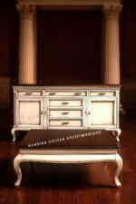 Κλασικά τραπεζάκια σαλονιού - Κλασικό τραπεζάκι σαλονιού με σκαλίσματα και ξύλινη επιφάνεια από την Arzoumanidis.gr