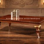 Κλασικό τραπέζι σαλονιού PARTHENON II σε καφέ απόχρωση, με ορθογώνια επιφάνεια, καμπύλα πόδια και χρυσόχρωμες λεπτομέρειες