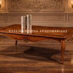 Κλασικό τραπέζι σαλονιού PENELOPE σε καφέ απόχρωση, με ορθογώνια επιφάνεια και κυματιστό περίγραμμα πάνω από καμπύλα πόδια