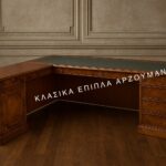 Γωνιακό κλασικό γραφείο Ν6 σε θερμή απόχρωση με πλαϊνά συρτάρια και πλαισιωμένες προσόψεις