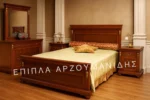 Κλασική Κρεβατοκάμαρα VIKTORIA με καφέ ορθογώνιο πλαίσιο, διακοσμημένα πάνελ, συρταριέρα και κομοδίνα.