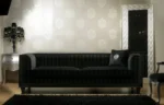 Κλασικό σαλόνι LUX SOFA με σκούρο καπιτονέ καναπέ, ψηλά πλαϊνά μπράτσα και διακοσμητικά τελειώματα στην πρόσοψη.