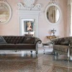 Κλασικό σαλόνι SILVER με καπιτονέ πλάτη, καμπύλα μπράτσα και ασημίχρωμο διακοσμημένο πλαίσιο
