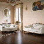 Κλασικό σαλόνι DA CAPO με δύο ανοιχτόχρωμους καναπέδες, καμπύλες πλάτες και εμφανές διακοσμημένο πλαίσιο
