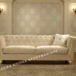 Κλασικό σαλόνι LUXORY με ανοιχτή επένδυση, καπιτονέ πλάτη και εμφανή πόδια