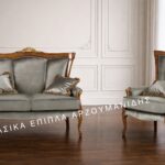 Κλασικό σαλόνι 428-d με καναπέ και πολυθρόνα, ανοιχτόχρωμη επένδυση και καφέ καμπύλο διακοσμημένο πλαίσιο