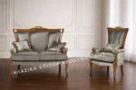 Κλασικό σαλόνι 428-d με καναπέ και πολυθρόνα, ανοιχτόχρωμη επένδυση και καφέ καμπύλο διακοσμημένο πλαίσιο