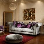 Κλασικό σαλόνι VIVALDI SOFA με ανοιχτή επένδυση, καμπύλα μπράτσα και μωβ μαξιλάρια