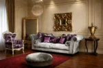 Κλασικό σαλόνι VIVALDI SOFA με ανοιχτή επένδυση, καμπύλα μπράτσα και μωβ μαξιλάρια