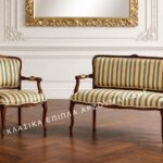 Κλασικό σαλόνι 405-d με καναπέ και πολυθρόνα, καφέ πλαίσιο και κάθετες ρίγες σε πράσινες και ανοιχτές αποχρώσεις