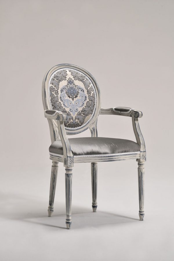 Κλασική καρέκλα  κατασκευασμένη από μασίφ ξύλο οξυάς διαθέσιμη σε πολλά χρώματα και υφάσματα.