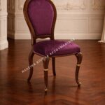 Κλασική καρέκλα 0183S με καφέ πλαίσιο με χρυσαφί λεπτομέρειες, μωβ ταπετσαρία και διακοσμημένη κορυφή στην καμπυλωτή πλάτη