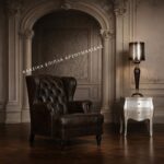 Κλασική πολυθρόνα SILK με σκούρα καφέ επένδυση, ψηλή καπιτονέ πλάτη με πλευρικές προεκτάσεις και χαμηλά πόδια