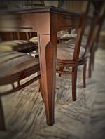 Κλασική τραπεζαρία EVOIONOS σε κοντινή όψη του ίσιου καφέ ποδιού και των καρεκλών με ριγέ επένδυση.