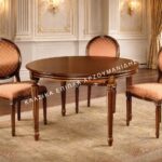 Κλασική τραπεζαρία 904TL με καφέ στρογγυλή επιφάνεια, λεπτά πόδια και καρέκλες με οβάλ πλάτες σε θερμή απόχρωση.