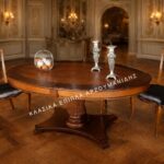 Κλασική τραπεζαρία QUEEN II OVAL με καφέ οβάλ επιφάνεια, τορνευτή κεντρική βάση και καρέκλες με ανοιχτές διακοσμημένες πλάτες.