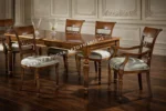 Κλασική τραπεζαρία 996-TL με καφέ ορθογώνιο τραπέζι, τορνευτά πόδια και καρέκλες με ανοιχτόχρωμα καθίσματα.