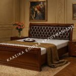 Κλασική Κρεβατοκάμαρα DAFNI με καφέ ορθογώνιο πλαίσιο, μαύρο καπιτονέ κεφαλάρι και κομοδίνα.