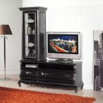 Κλασική Σύνθεση tv ANDROS σε σκούρα απόχρωση, με ψηλή αριστερή βιτρίνα και χαμηλή βάση με συρτάρια και ανοικτό κεντρικό τμήμα
