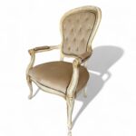 Η κλασική πολυθρόνα 200-P είναι ένα χειροποίητο έπιπλο με μασίφ ξύλινη βάση και πλούσια υφασμάτινη επένδυση. Ιδανική για κάθε χώρο με κλασική διακόσμηση. Βρείτε την στο www.arzoumanidis.gr.