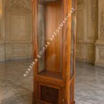 Κλασική βιτρίνα KLASIK 1Φ σε καφέ απόχρωση, με μία γυάλινη επάνω πόρτα και κλειστό κάτω πάνελ
