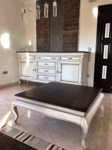 Κλασικά τραπεζάκια σαλονιού - Κλασικό τραπεζάκι σαλονιού με σκαλίσματα και ξύλινη επιφάνεια από την Arzoumanidis.gr