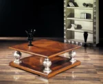 Κλασικό τραπέζι σαλονιού PLATON με γυάλινη επιφάνεια, χαμηλό ράφι και έντονα ασημόχρωμα διακοσμητικά πόδια
