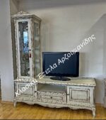 Κλασική σύνθεση τηλεόρασης με ανοιχτόχρωμη χαμηλή βάση και ψηλή γυάλινη βιτρίνα στο πλάι