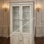 Κλασική βιτρίνα ALICE σε ανοιχτή απόχρωση, με δύο γυάλινα επάνω τμήματα και δύο κλειστές κάτω πόρτες