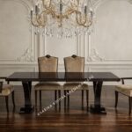 Κλασική τραπεζαρία 9023-L με σκούρα ορθογώνια επιφάνεια, βάσεις σε σχήμα Χ και ανοιχτόχρωμες επενδυμένες καρέκλες.