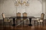Κλασική τραπεζαρία 9023-L με σκούρα ορθογώνια επιφάνεια, βάσεις σε σχήμα Χ και ανοιχτόχρωμες επενδυμένες καρέκλες.