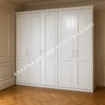 Κλασική Ντουλάπα Ν12 σε λευκό χρώμα με πλαισιωμένες πόρτες και ευθύγραμμη βάση