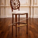 Κλασικό σκαμπό ART. 0706B με στρογγυλή διάτρητη διακοσμητική πλάτη και ανοιχτόχρωμο κάθισμα