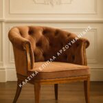 Κλασική πολυθρόνα ART 9732P με καφέ επένδυση, στρογγυλεμένη καπιτονέ πλάτη που συνεχίζεται στα μπράτσα και λεπτά καφέ πόδια