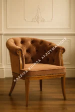 Κλασική πολυθρόνα ART 9732P με καφέ επένδυση, στρογγυλεμένη καπιτονέ πλάτη που συνεχίζεται στα μπράτσα και λεπτά καφέ πόδια