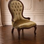Κλασική πολυθρόνα ART 0709P χωρίς μπράτσα, με ψηλή καπιτονέ πλάτη σε χρυσαφί λαδί απόχρωση, καμπύλο περίγραμμα και καφέ πόδια