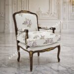 Κλασική πολυθρόνα ART 9261P με σκούρο πλαίσιο με χρυσαφί διακοσμητικά στοιχεία, στρογγυλεμένη ορθογώνια πλάτη και ανοιχτόχρωμη ανθική επένδυση