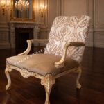 Κλασική πολυθρόνα 0776P με ανοιχτόχρωμο διακοσμημένο πλαίσιο, ψηλή πλάτη με ανθικά μοτίβα, μπεζ κάθισμα και ανοιχτά μπράτσα