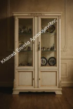Κλασική βιτρίνα KLASSIK σε ανοιχτή απόχρωση με συμμετρική δίφυλλη πρόσοψη και διακριτική επάνω διακόσμηση