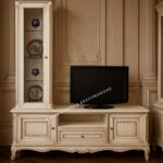 Κλασικό έπιπλο tv VERONA σε ανοιχτή απόχρωση, με ψηλή αριστερή βιτρίνα, χαμηλή βάση και διακοσμημένη κορυφή