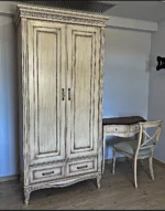 Κλασική Ντουλάπα Ν14 σε ανοιχτή πατίνα με δύο ψηλές πόρτες και δύο χαμηλά συρτάρια