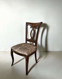 Χειροποίητες κλασικές καρέκλες τραπεζαρίας με ξύλινα σκαλίσματα και ύφασμα πολυτελείας