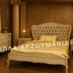 Κλασική Κρεβατοκάμαρα ELSA με ανοιχτόχρωμο πλαίσιο, ψηλό καπιτονέ κεφαλάρι και αντίστοιχη τουαλέτα με καθρέπτη.