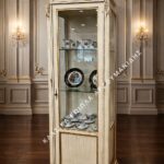 Κλασική βιτρίνα EPION 1F σε ανοιχτή απόχρωση, με μία γυάλινη επάνω πόρτα και κλειστό κάτω πάνελ