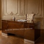 Κλασικό γραφείο N18 σε θερμή απόχρωση με συμπαγή πλαισιωμένη πρόσοψη