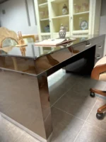 Κλασικό γραφείο N18 με σκούρες επιφάνειες, ευθείες γραμμές και φαρδιά βάση